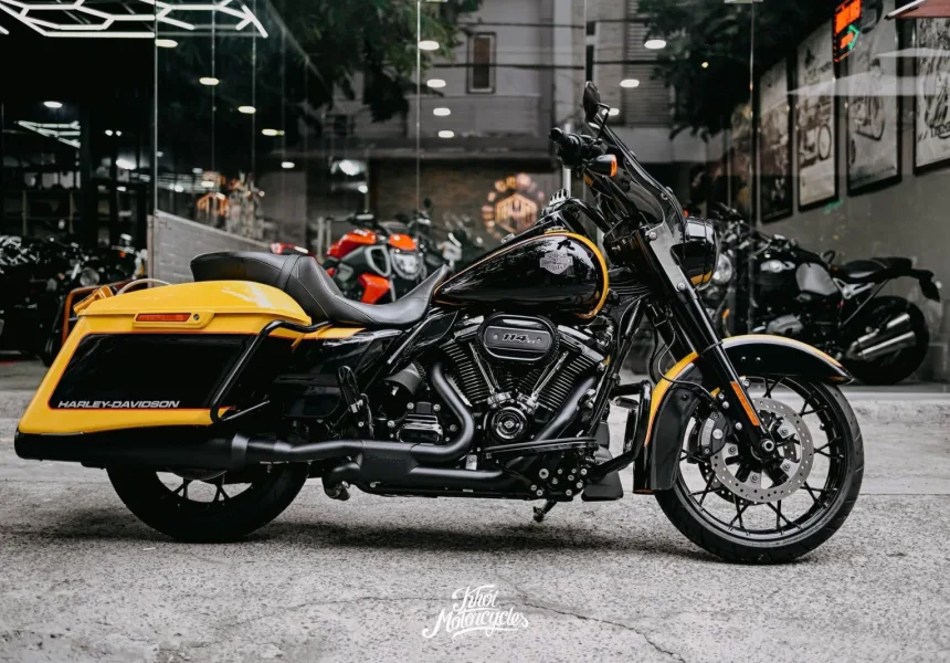 Harley Davidson Road King 2023 đklđ 2024 màu two-tone Industrial Yellow/Vivid Black odo 2k miles