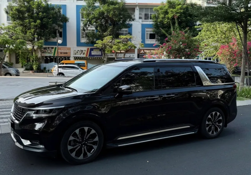 Kia Carnival 2.2D Signature 2022 màu nâu Ruby odo 5v km